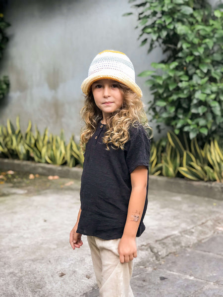 Menina com Camisa Bata Trend Preta é Calça Bebê e Infantil Trend Bege Unissex para infantil  em crepe de algodão Marca Baby Bella e B