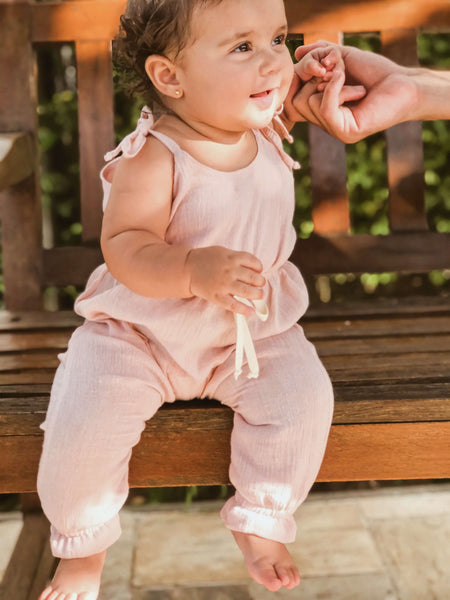 Menina usando Macacão Saruel para meninas Trend cor nude rosa marca Baby Bella Style