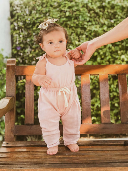 Menina com Macacão Saruel para meninas Trend cor nude rosa marca Baby Bella Style Moda infantil online 