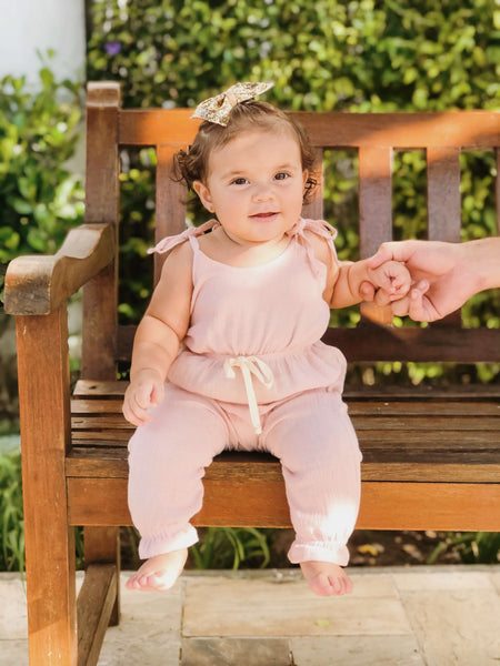 Menina com Macacão Saruel para meninas Trend cor nude rosa marca Baby Bella Style Moda infantil online 