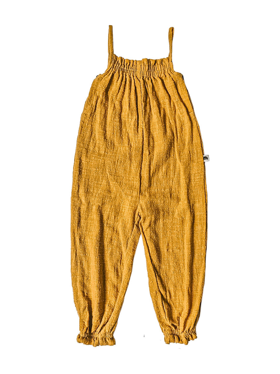 Jardineira Mostarda, Jumpsuit, Macaquinho, macacão saruel infantil e bebê, para meninos, meninas, unissex. possui alças reguláveis, pode ser usada com ou sem blusa por baixo. Feito em tecido de algodão cru, crepe de algodão 100% com textura, muito leve, macio e confortavél. Bella Kids - Baby Bella Style,  