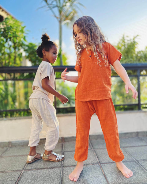 Baby Bella, calça de bebê unissex telha / laranja. Calça de algodão para bebês. Calça saruel infantil telha laranja. Calça preta saruel menina. Calça telha saruel menino. Calça infantil unissex. Calça saruel bebê. Calça laranja bebê. Calça saruel menina. Calça saruel menino. Feito em Rio de Janeiro, Loja Virtual enviamos para todo Brasil.