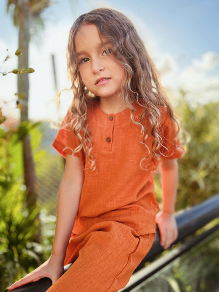 Camisa Bata infantil. Blusa manga curta infantil cor Telha - Laranja. Camisa de manga curta infantil. Camisa de botão para bebê. Bata de bebê Crua. Camisa Telha menina. Camisa de bebê algodão. Camisa de botão infantil laranja. Feito em Rio enviamos para todo o Brasil.