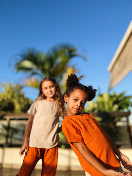 Camisa Bata infantil. Blusa manga curta infantil cor Telha - Laranja. Camisa de manga curta infantil. Camisa de botão para bebê. Bata de bebê Crua. Camisa Telha menina. Camisa de bebê algodão. Camisa de botão infantil laranja. Feito em Rio enviamos para todo o Brasil.