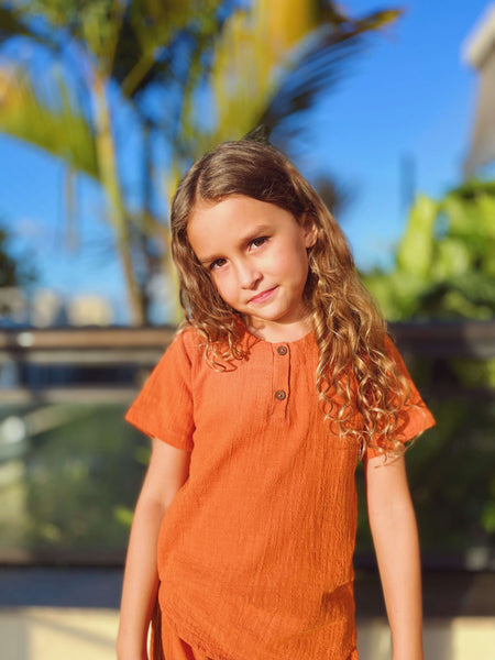 Camisa Bata infantil. Blusa manga curta infantil cor Telha - Laranja. Camisa de manga curta infantil. Camisa de botão para bebê. Bata de bebê Crua. Camisa Telha menina. Camisa de bebê algodão. Camisa de botão infantil laranja. Feito em Rio enviamos para todo o Brasil.