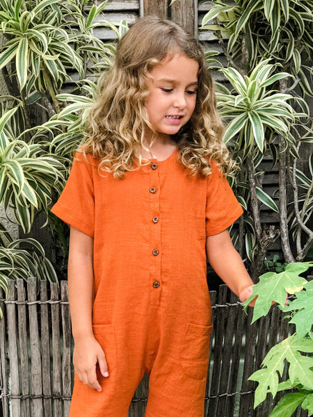 Menina com Macacão Longo unissex cor telha, terracota, laranja marca Bella K  Macacões, jardineiras unissex para bebês e crianças online. Feito à mão no Brasil. Loja Baby Bella Style www.babybellastyle.com