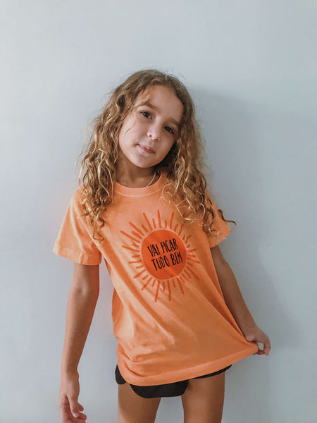 Menina com Camiseta Infantil unissex Vai Ficar Tudo Bem Laranja  Marca Bella Kids loja oline