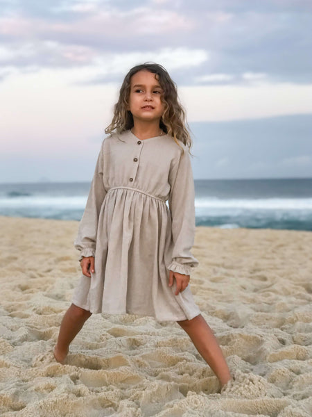 Menina na praia com Bella Kids - Vestido Infantil Gaia Cinza Gelo Moda infantil online Loja Baby Bella style