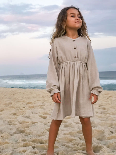 Menina na praia com Bella Kids - Vestido Infantil Gaia Cinza Gelo Moda infantil online Loja Baby Bella style