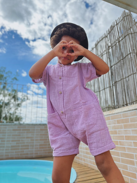 Menina com macacão curto lavanda e chapéu bucket - Loja com macacão jardineira macaquinho unissex  para infantil online